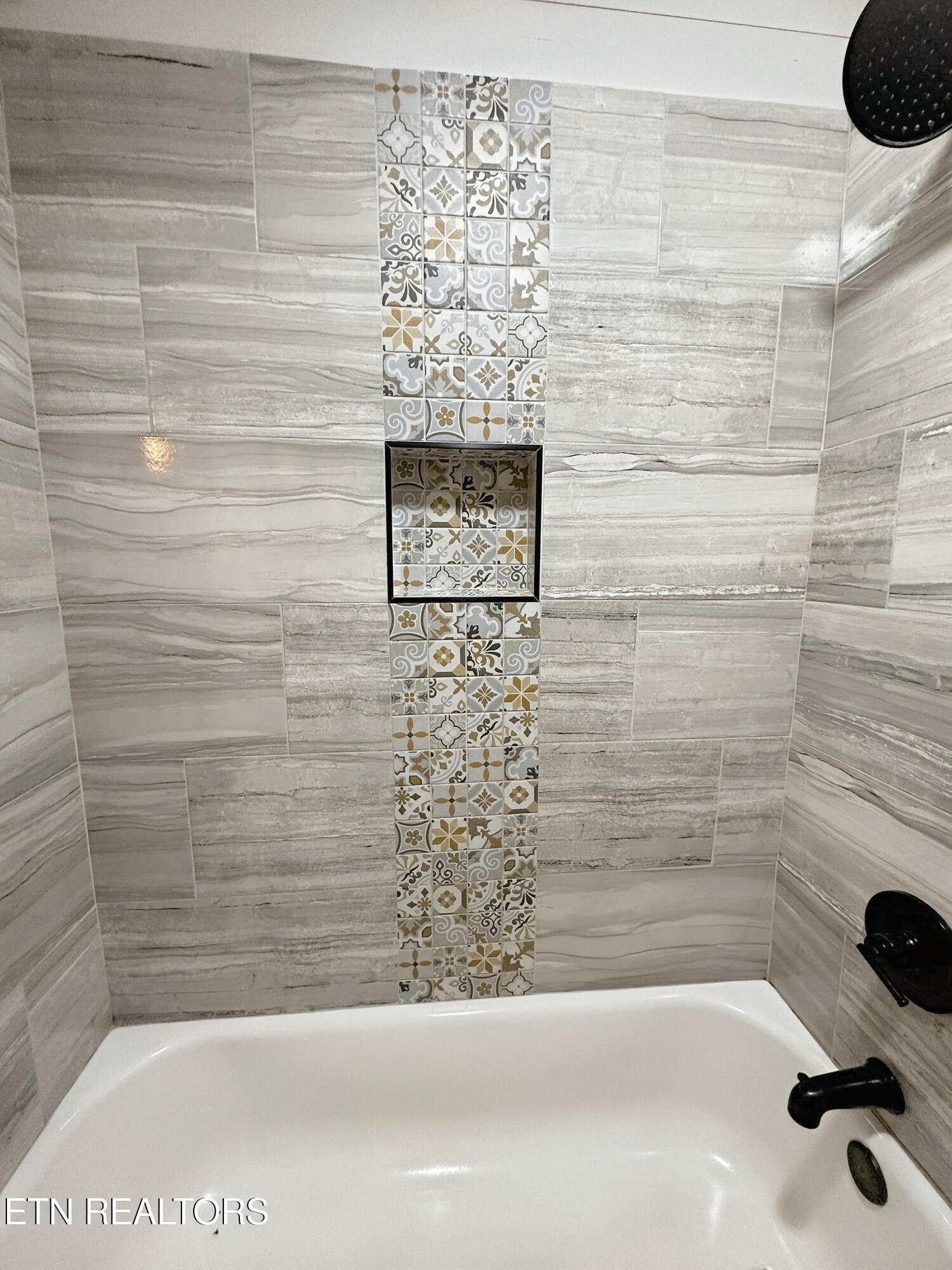 576 Mill Creek Road Pigeon Forge, TN 37863 - Photo 24 of 31 Tiled bath