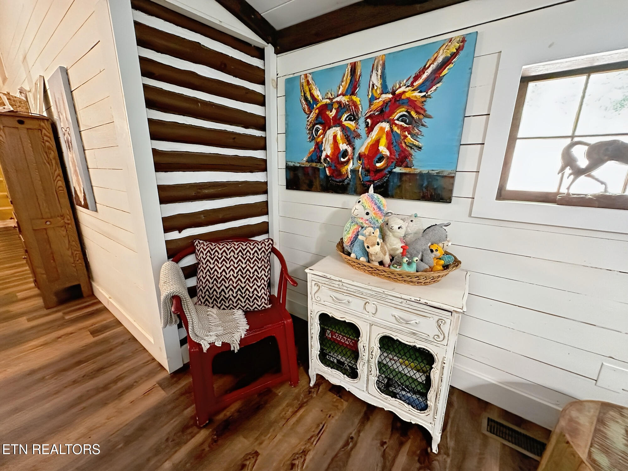 576 Mill Creek Road Pigeon Forge, TN 37863 - Photo 9 of 31 Real log accent walls