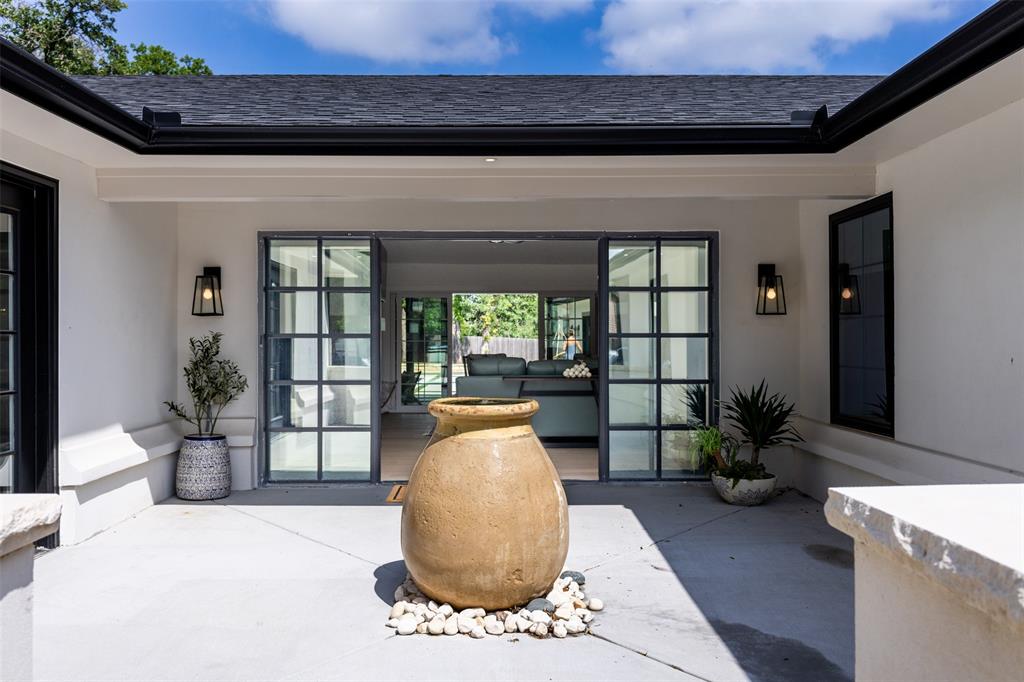 1223 Ridgewood Circle Southlake, TX 76092 - Photo 3 of 24 a living room with furniture