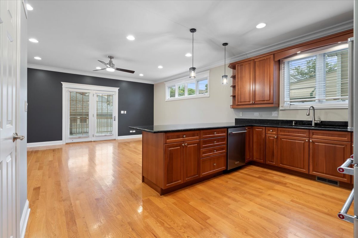 4340 North St Louis Avenue Chicago, IL 60618 - Photo 9 of 47