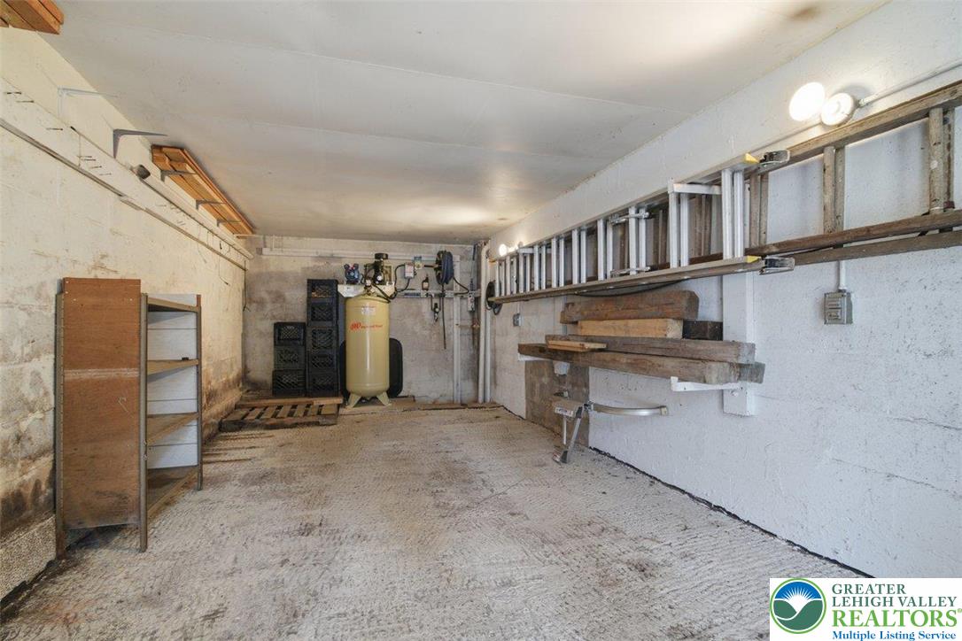 286 Oak Road Bangor, PA 18013 - Photo 46 of 67 Like NEW Air Compressor