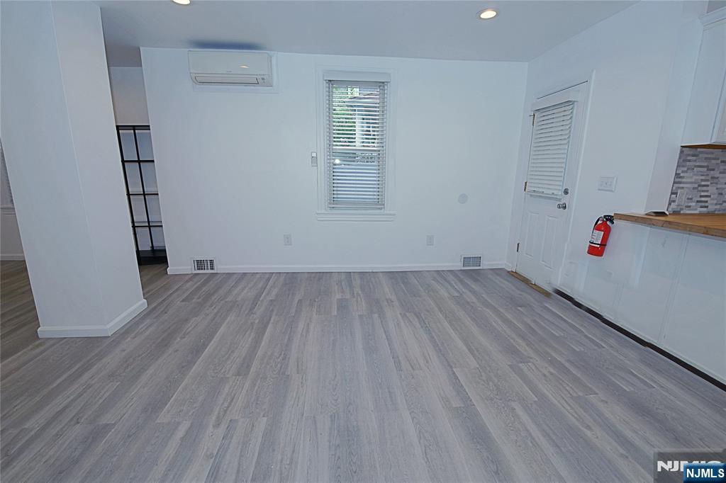 454 Undercliff Avenue Edgewater, NJ 07020 - Photo 4 of 19