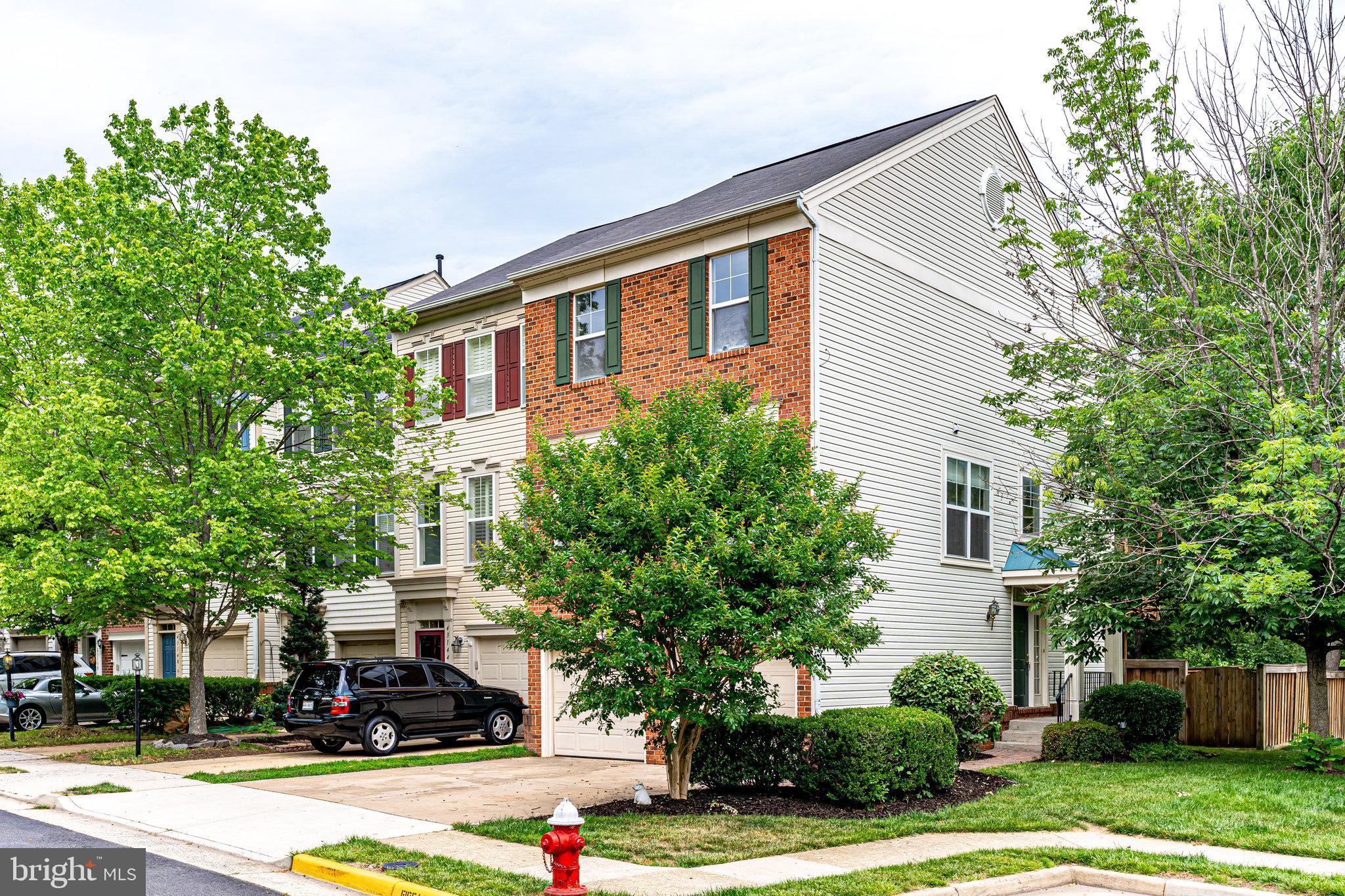 43146 Huntsman Square Broadlands, VA 20148 - Photo 2 of 31 Side view