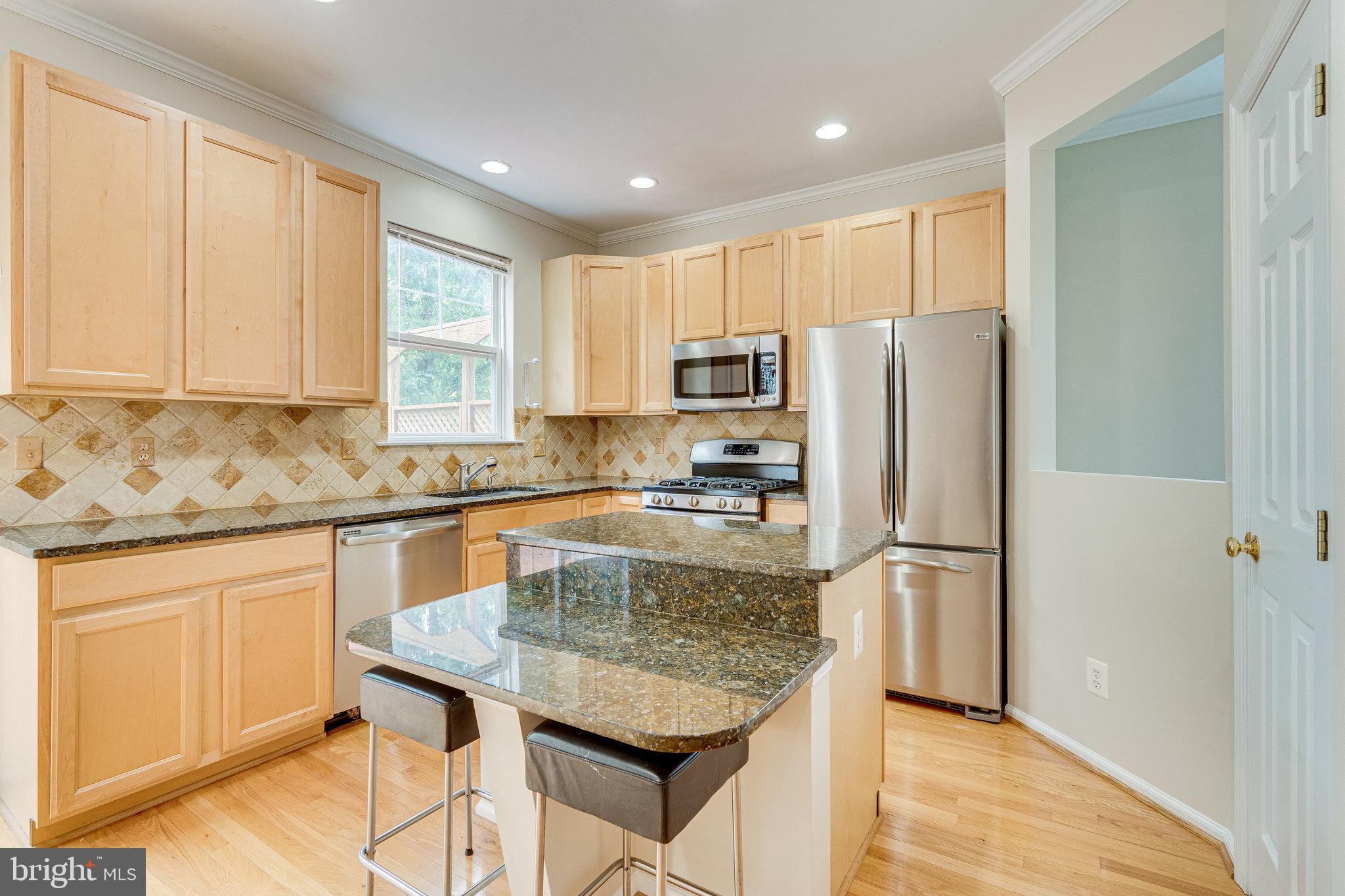 43146 Huntsman Square Broadlands, VA 20148 - Photo 12 of 31 Kitchen with stone backsplash