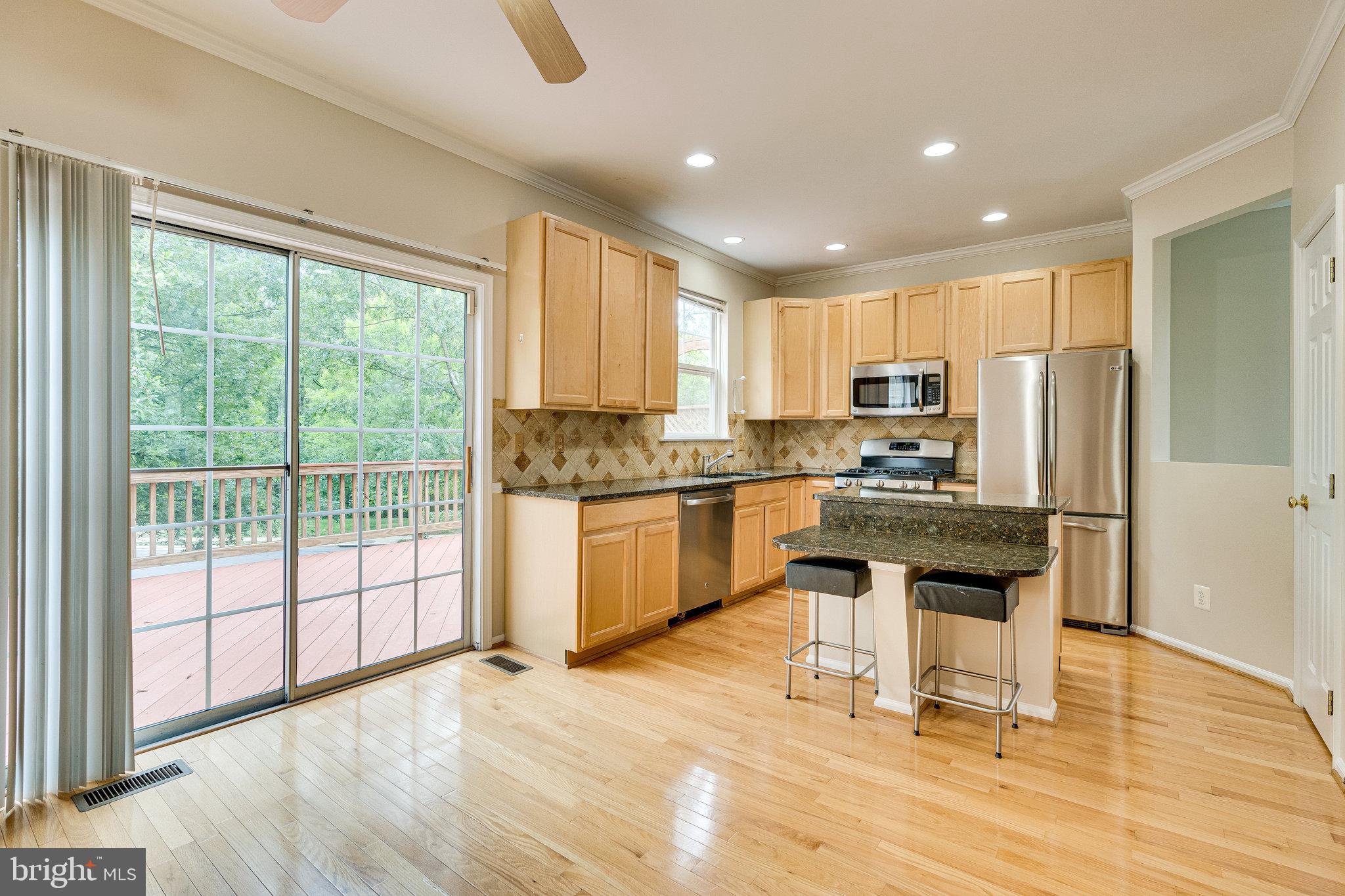 43146 Huntsman Square Broadlands, VA 20148 - Photo 15 of 31 Large eating space in kitchen