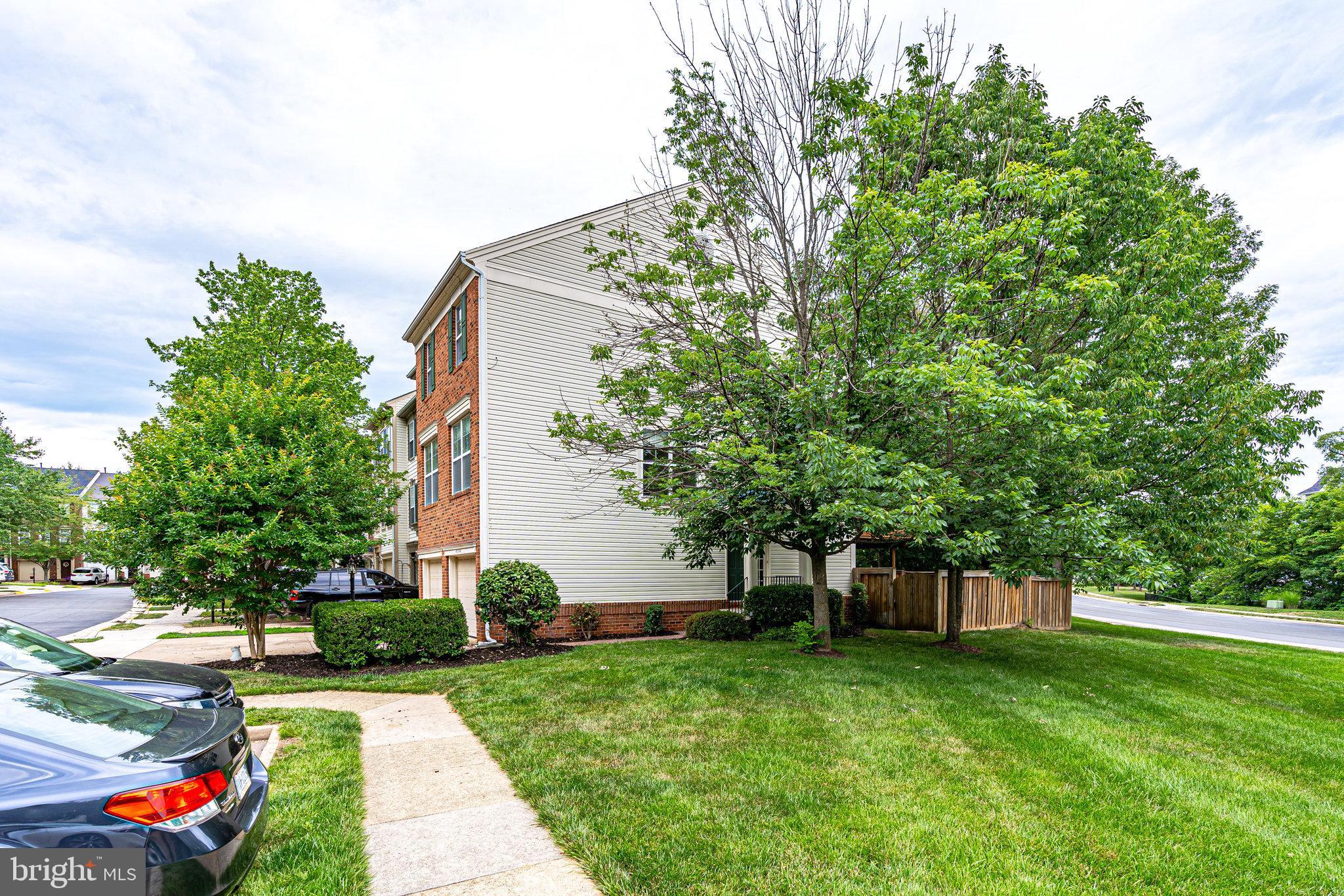 43146 Huntsman Square Broadlands, VA 20148 - Photo 3 of 31 Side view