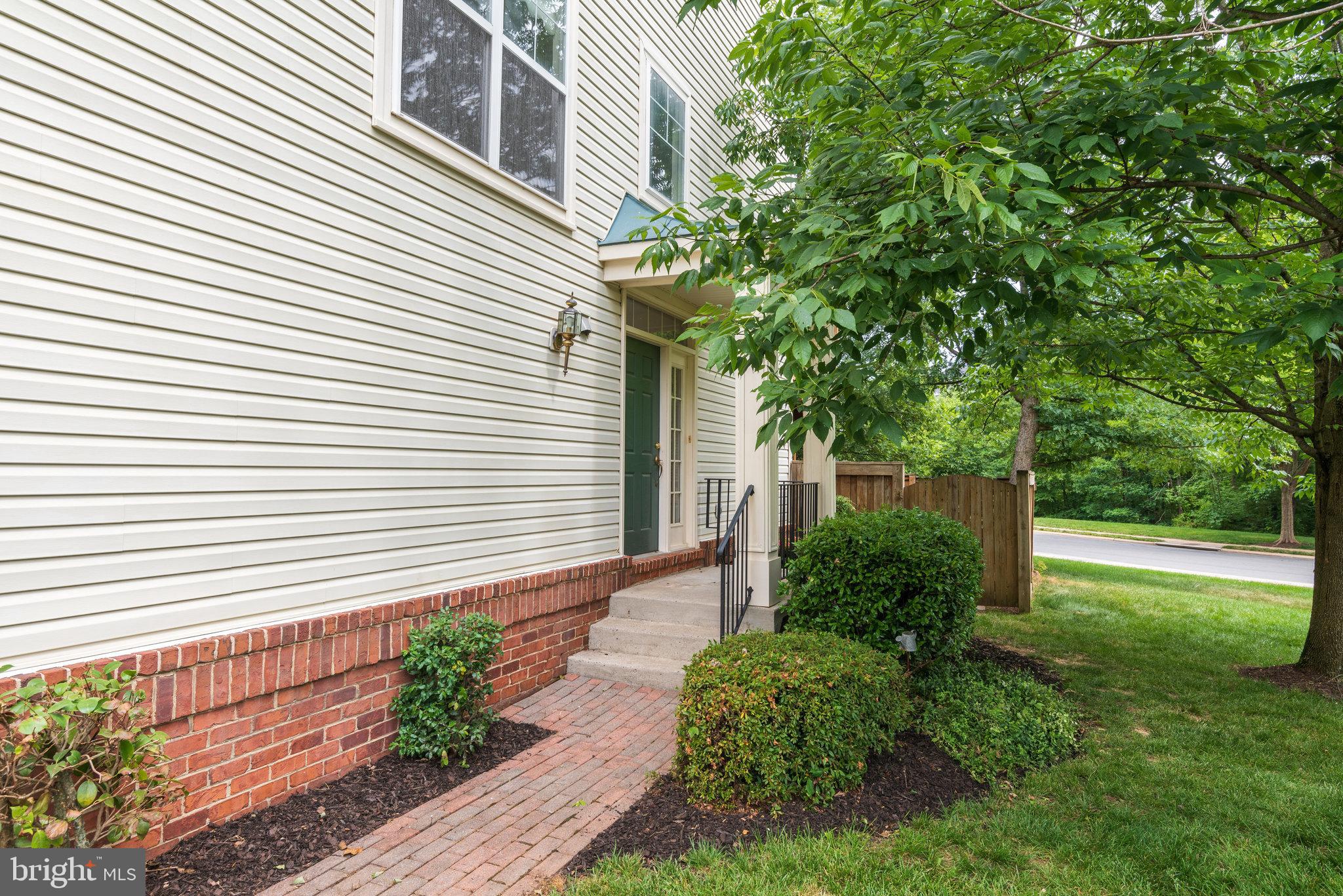 43146 Huntsman Square Broadlands, VA 20148 - Photo 4 of 31 Side entry end unit