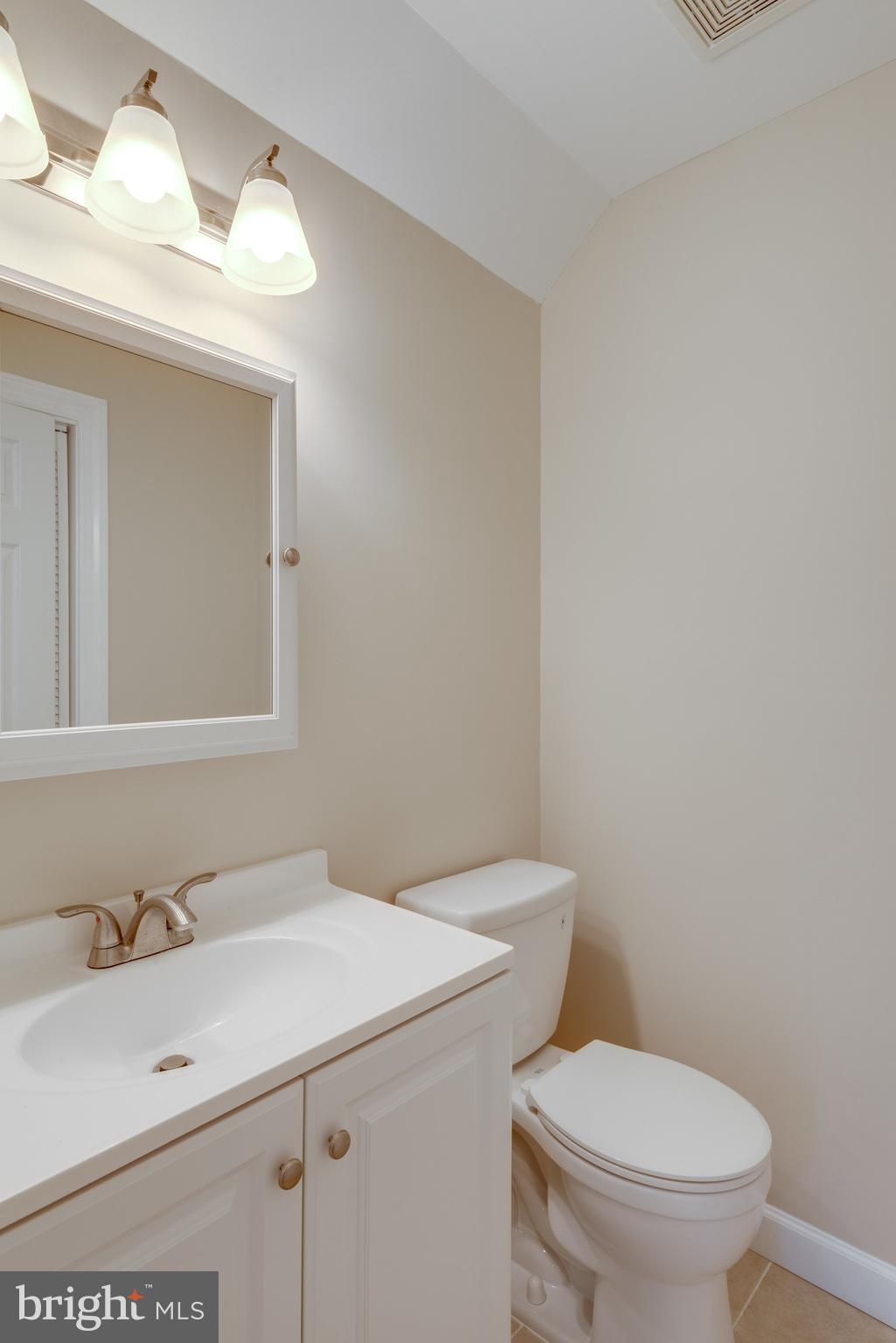 43146 Huntsman Square Broadlands, VA 20148 - Photo 9 of 31 Powder room