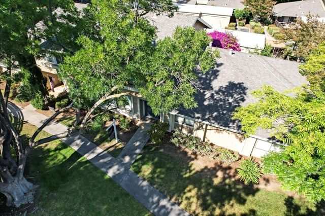 a view of a yard in front of house