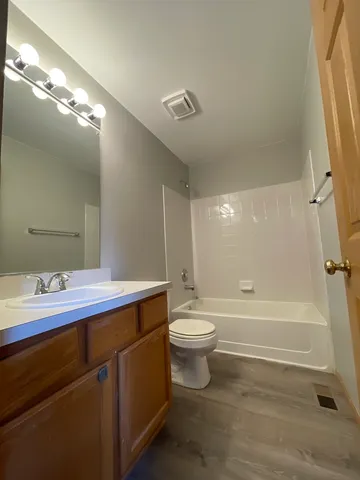 $2,100 | 1207 Brookdale Drive, Carpentersville, IL 60110