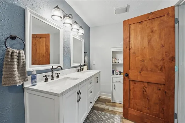 $650,000 | 1633 North 600 Road, Baldwin City, KS 66006