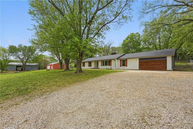 $650,000 | 1633 North 600 Road, Baldwin City, KS 66006