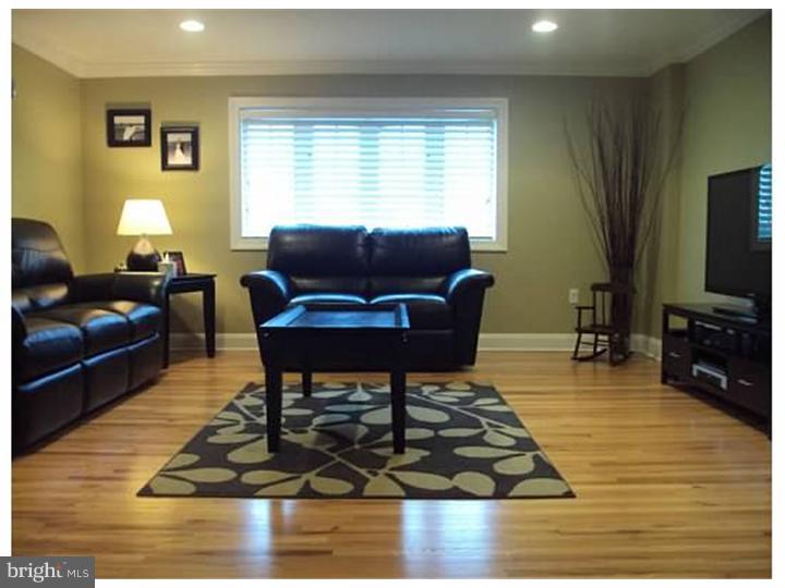 213 Ridgefield Road Philadelphia, PA 19154 - Photo 2 of 19 Living Room