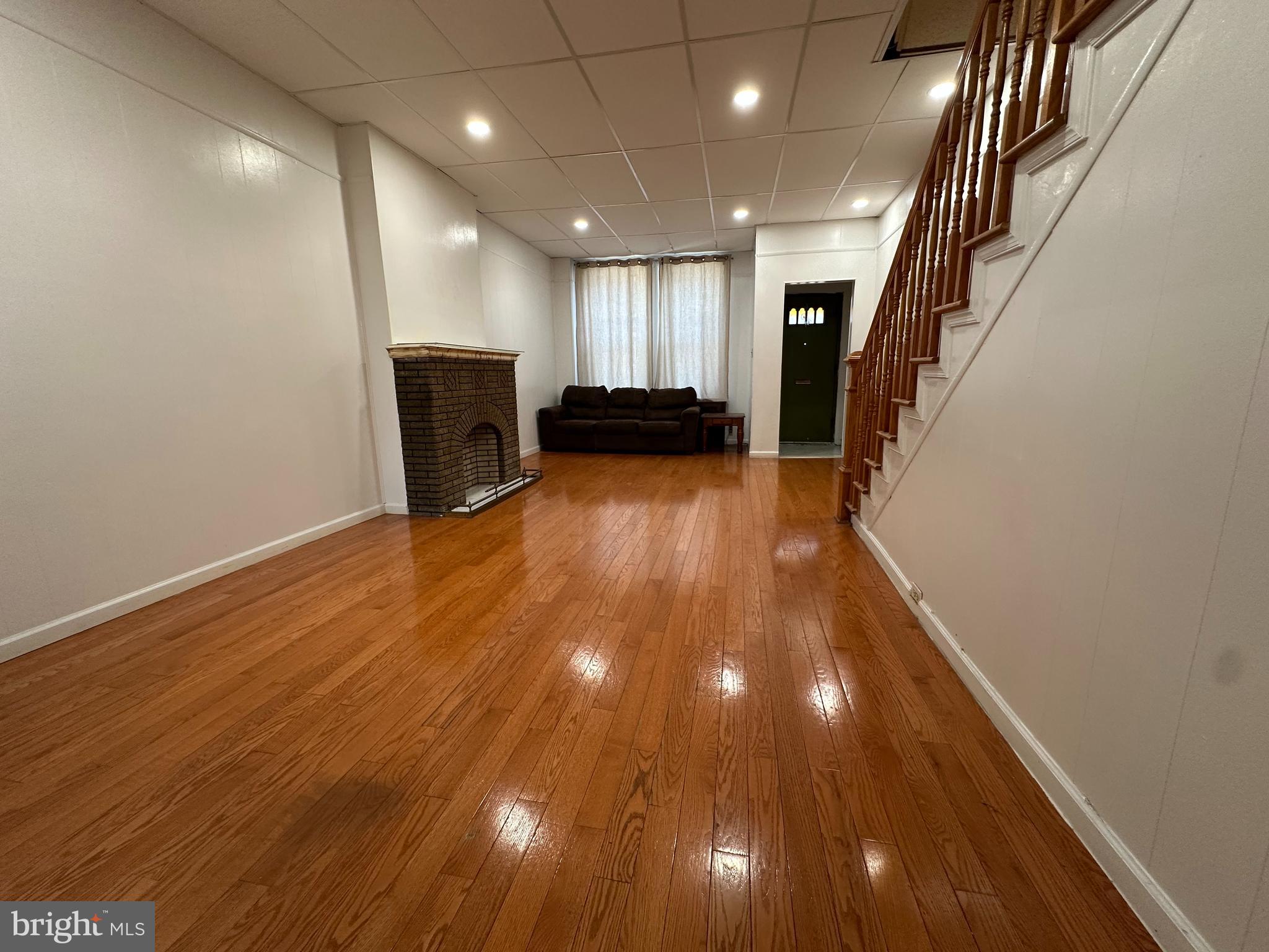 1505 Morris Street Philadelphia, PA 19145 - Photo 4 of 27 living room