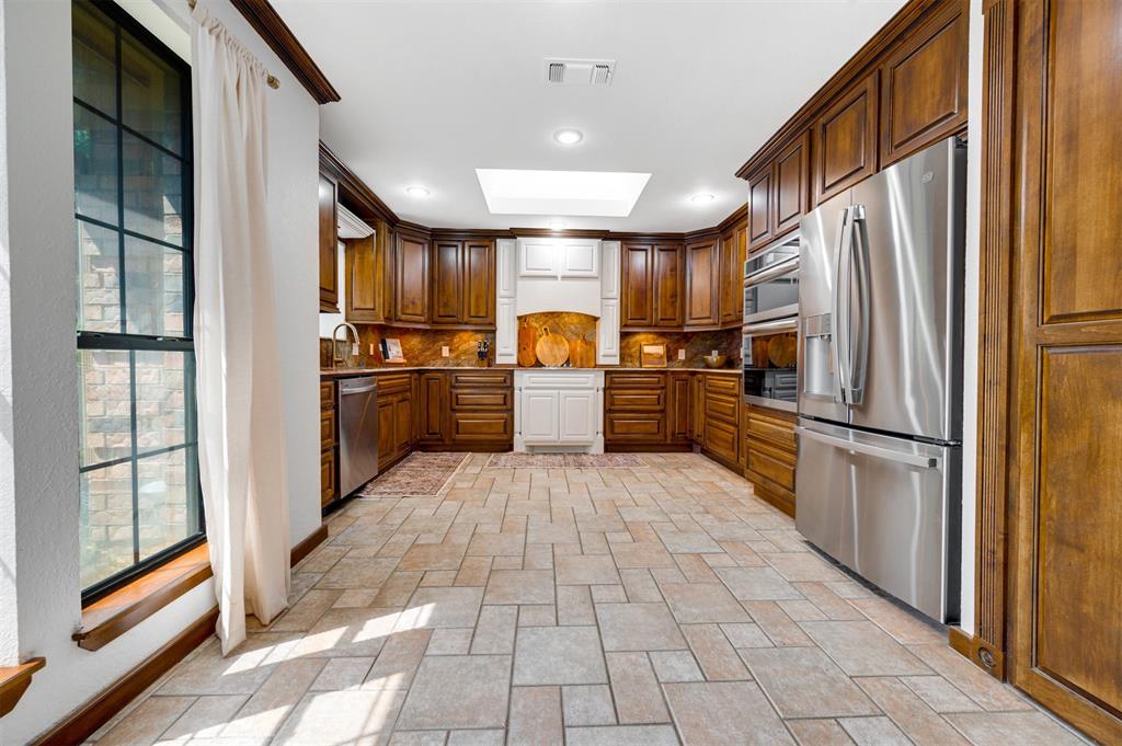 650 Spruce Drive Reno, TX 75462 - Photo 10 of 29 a kitchen with stainless steel appliances granite countertop a refrigerator oven a sink and dishwasher
