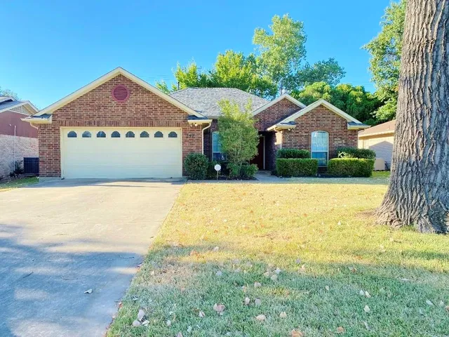 $2,200 | 132 Hedgerow Lane, Lewisville, TX 75057
