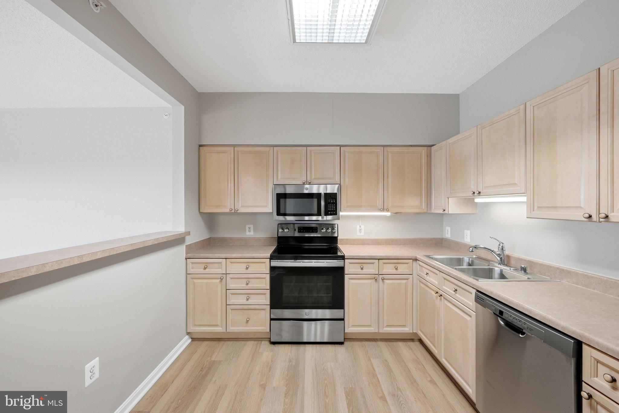 19375 Cypress Ridge Terrace, Unit 922 Leesburg, VA 20176 - Photo 19 of 89 Kitchen