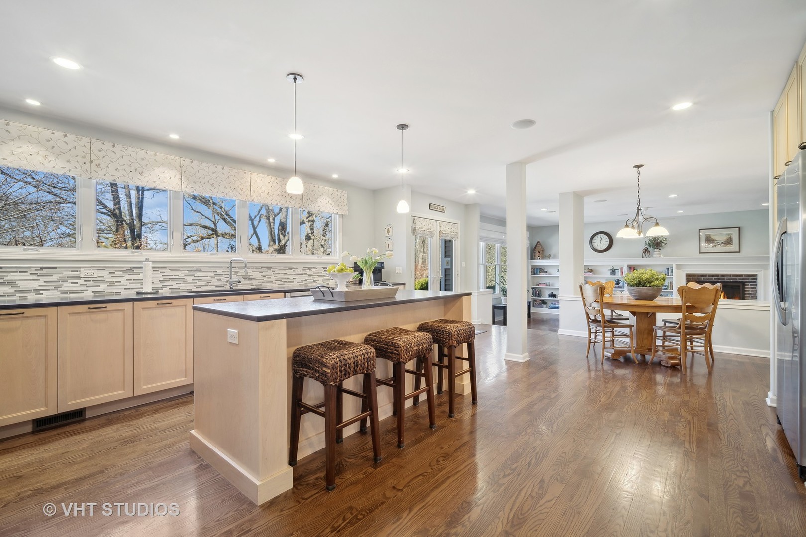 1732 Lexington Road Libertyville, IL 60048 - Photo 9 of 36 Gallery Image 9