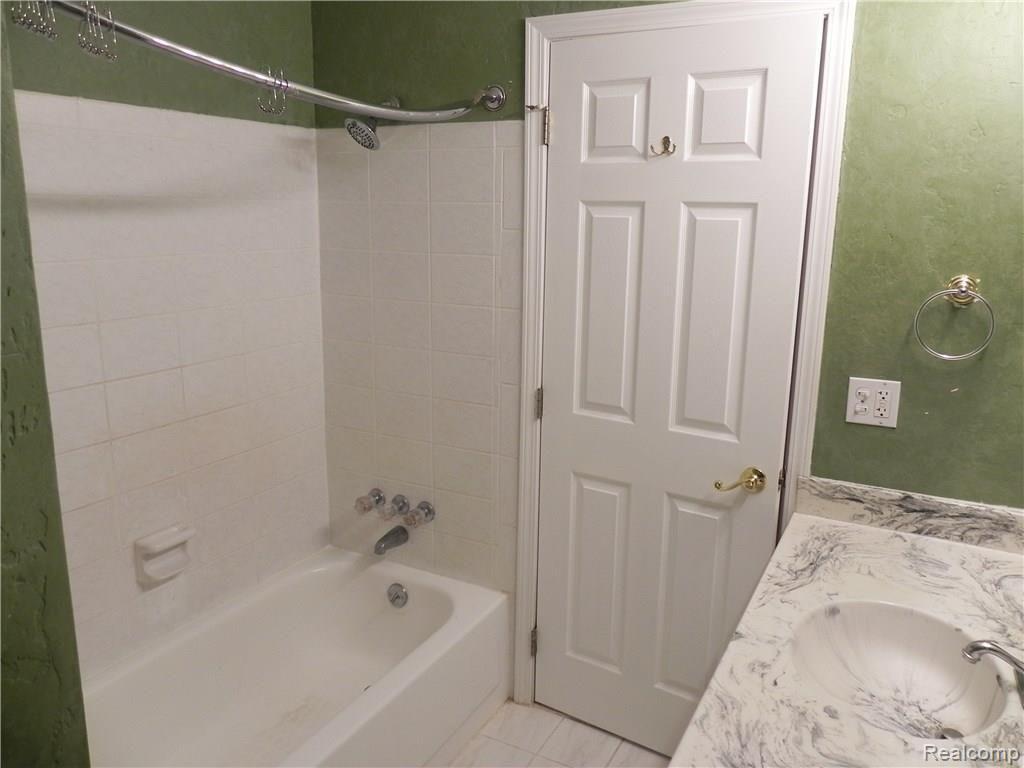 22601 Shadowpine Way Novi, MI 48375 - Photo 25 of 32 FULL BATHROOM
