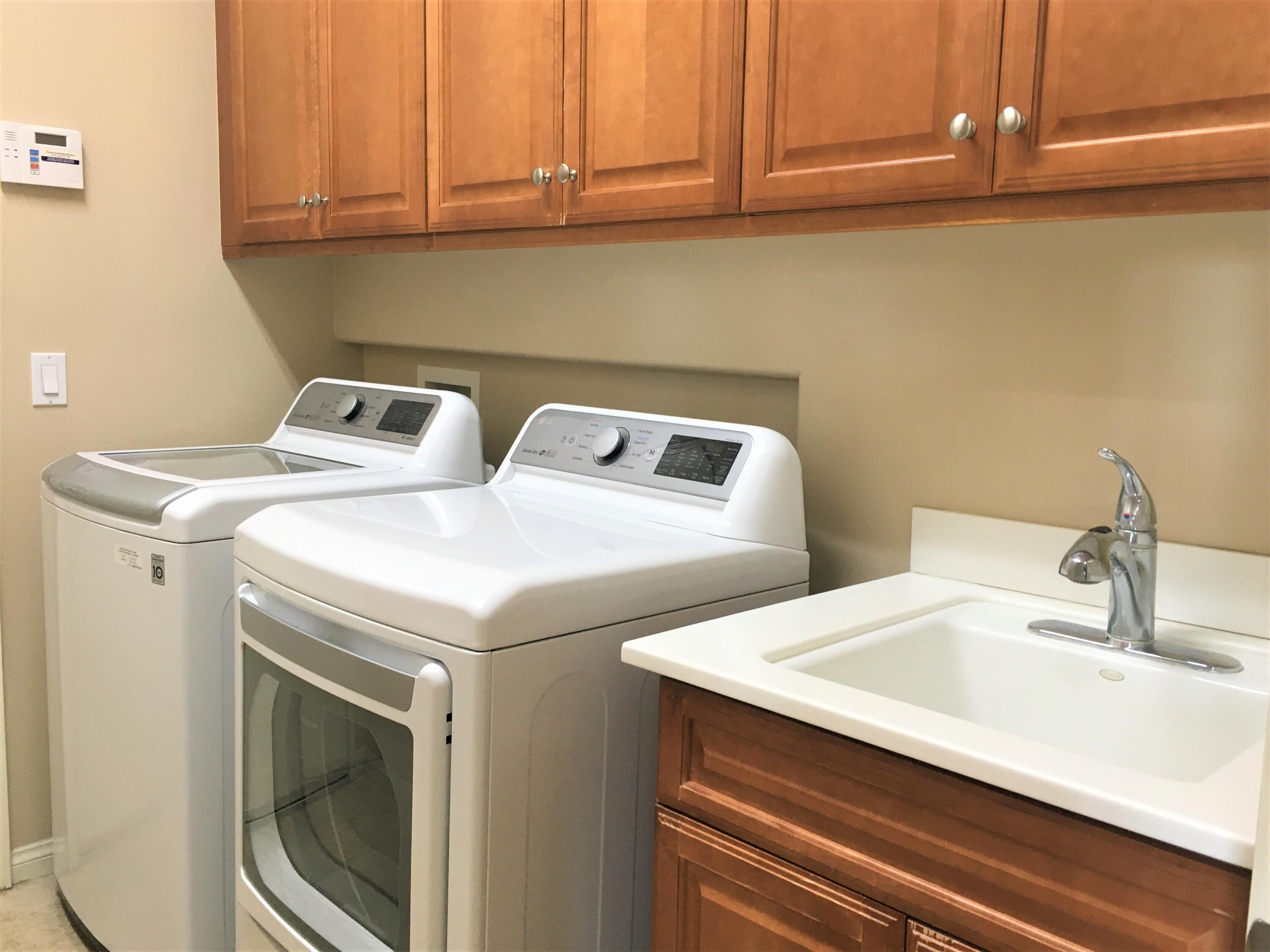 39929 Corte De Moda Indio, CA 92203 - Photo 19 of 46 a utility room with dryer and washer