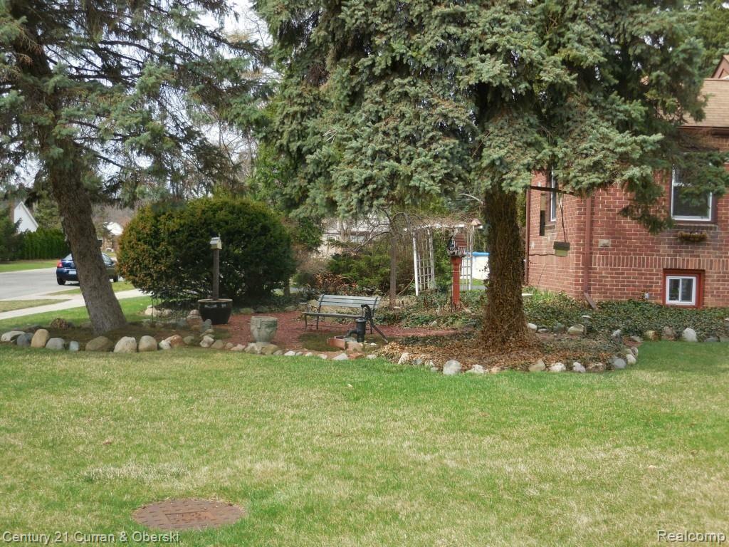 18845 Merriman Road Livonia, MI 48152 - Photo 39 of 43 LANDSCAPED