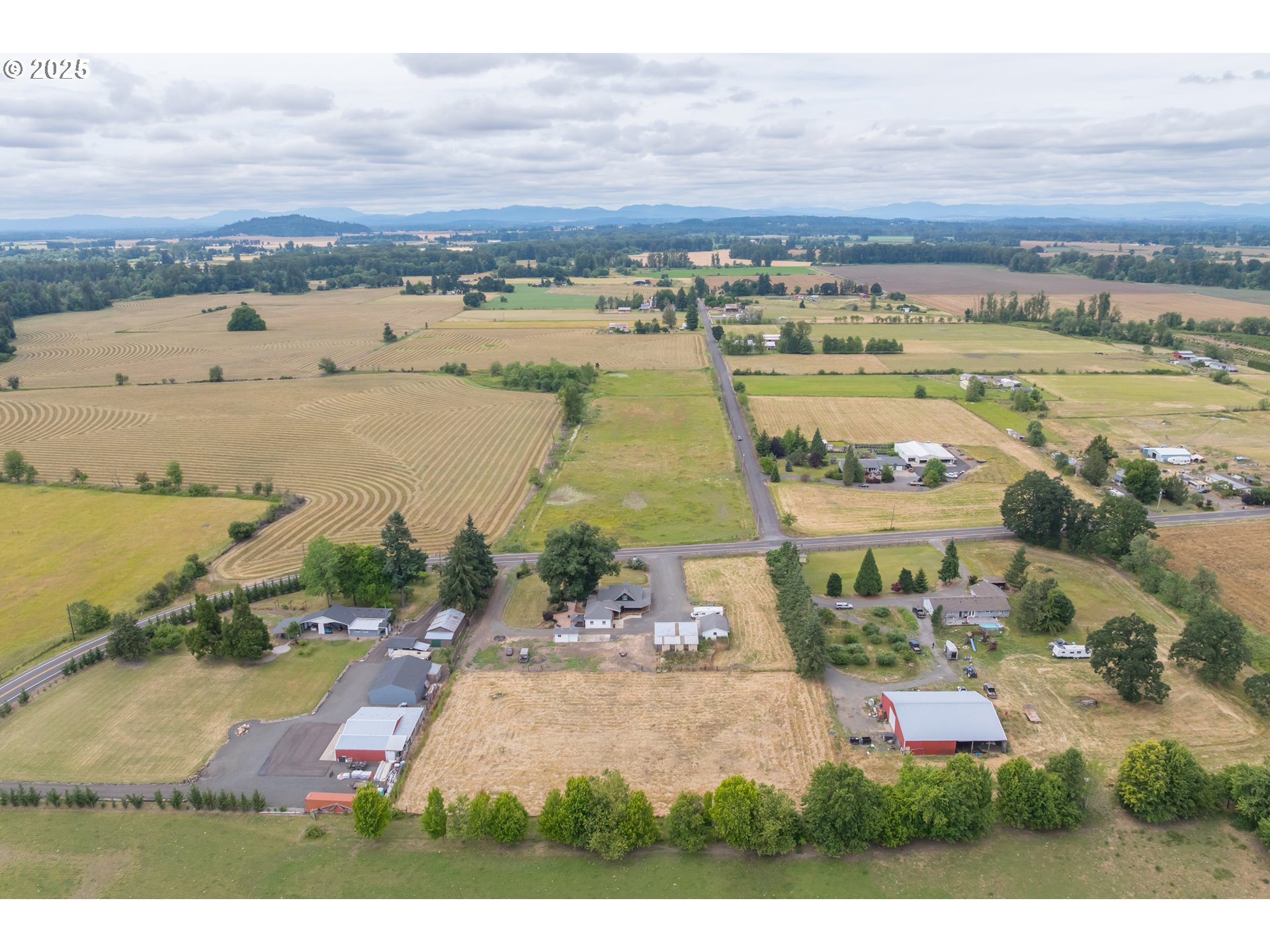 37929 Kelly Road Scio, OR 97374 - Photo 16 of 48 an aerial view of residential building and lake