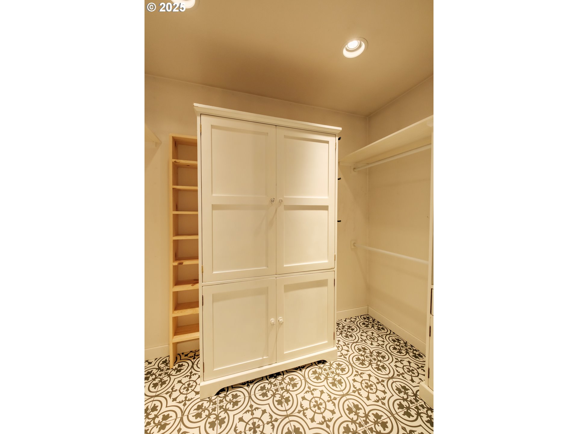 37929 Kelly Road Scio, OR 97374 - Photo 24 of 48 a bathroom with a shower