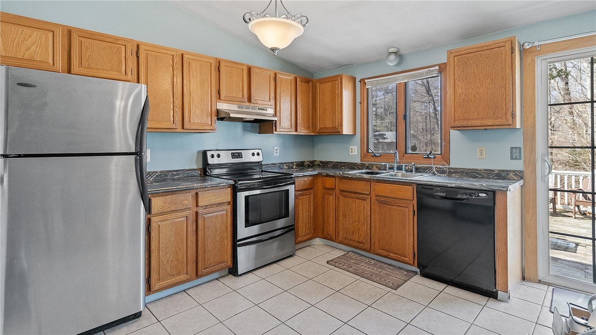 73 Pinecrest Drive Exeter, RI 02822 - Photo 3 of 22