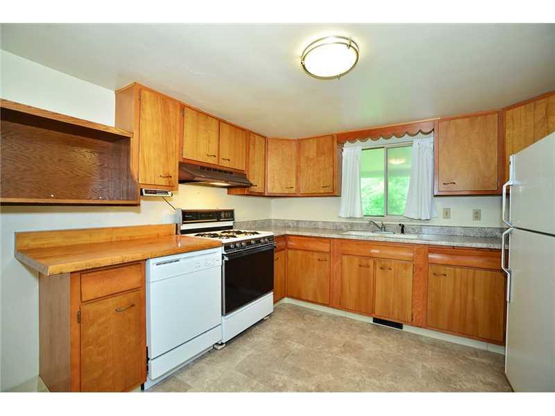 4913 Hardt Road Gibsonia, PA 15044 - Photo 5 of 12 Kitchen.