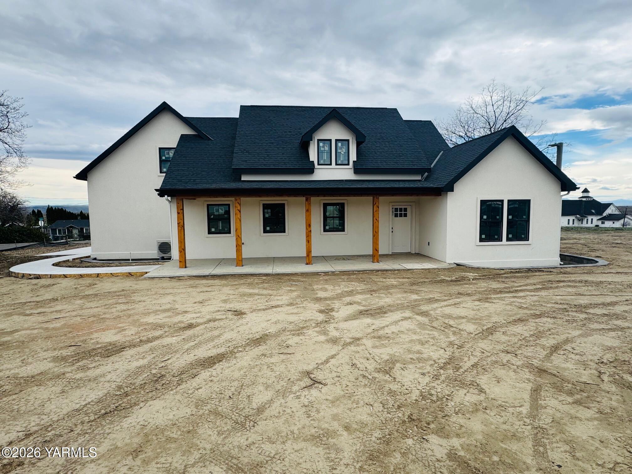 304 6th Street Zillah, WA 98953 - Photo 1 of 29 a view of a house with a backyard