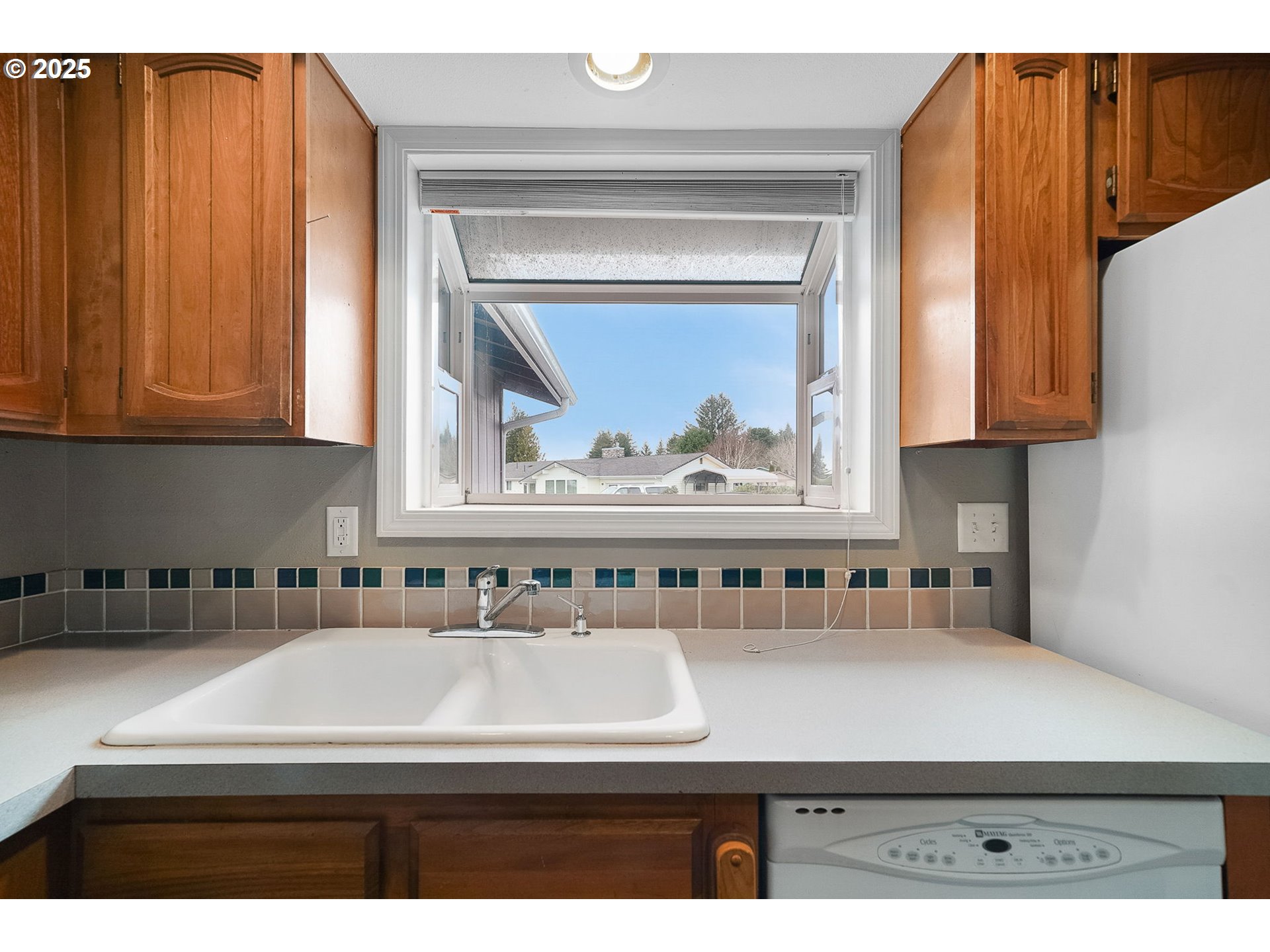 550 Evergreen Loop Reedsport, OR 97467 - Photo 5 of 35 a sink with a stove