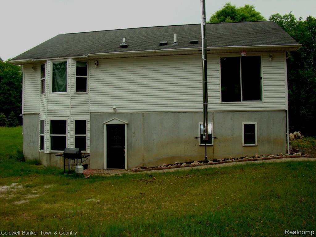 360 Harmon Road Howell, MI 48843 - Photo 6 of 34