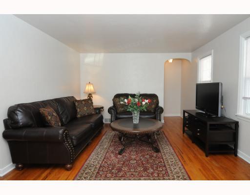 10 Vigne Road Coraopolis, PA 15108 - Photo 2 of 18 Living Room.