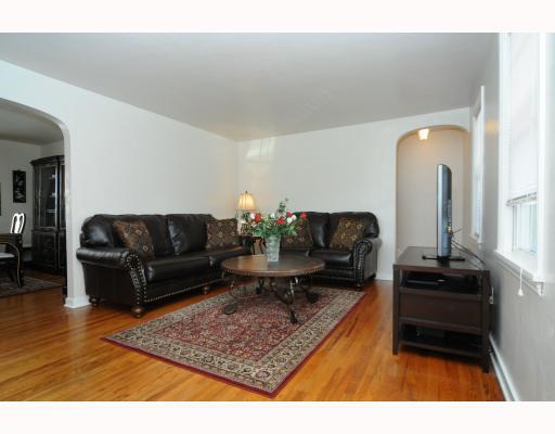 10 Vigne Road Coraopolis, PA 15108 - Photo 3 of 18 Living Room.