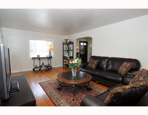 10 Vigne Road Coraopolis, PA 15108 - Photo 4 of 18 Living Room.