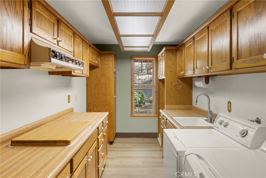 3582 Keefer Road Chico, CA 95973 - Photo 19 of 75 a utility room with dryer and washer