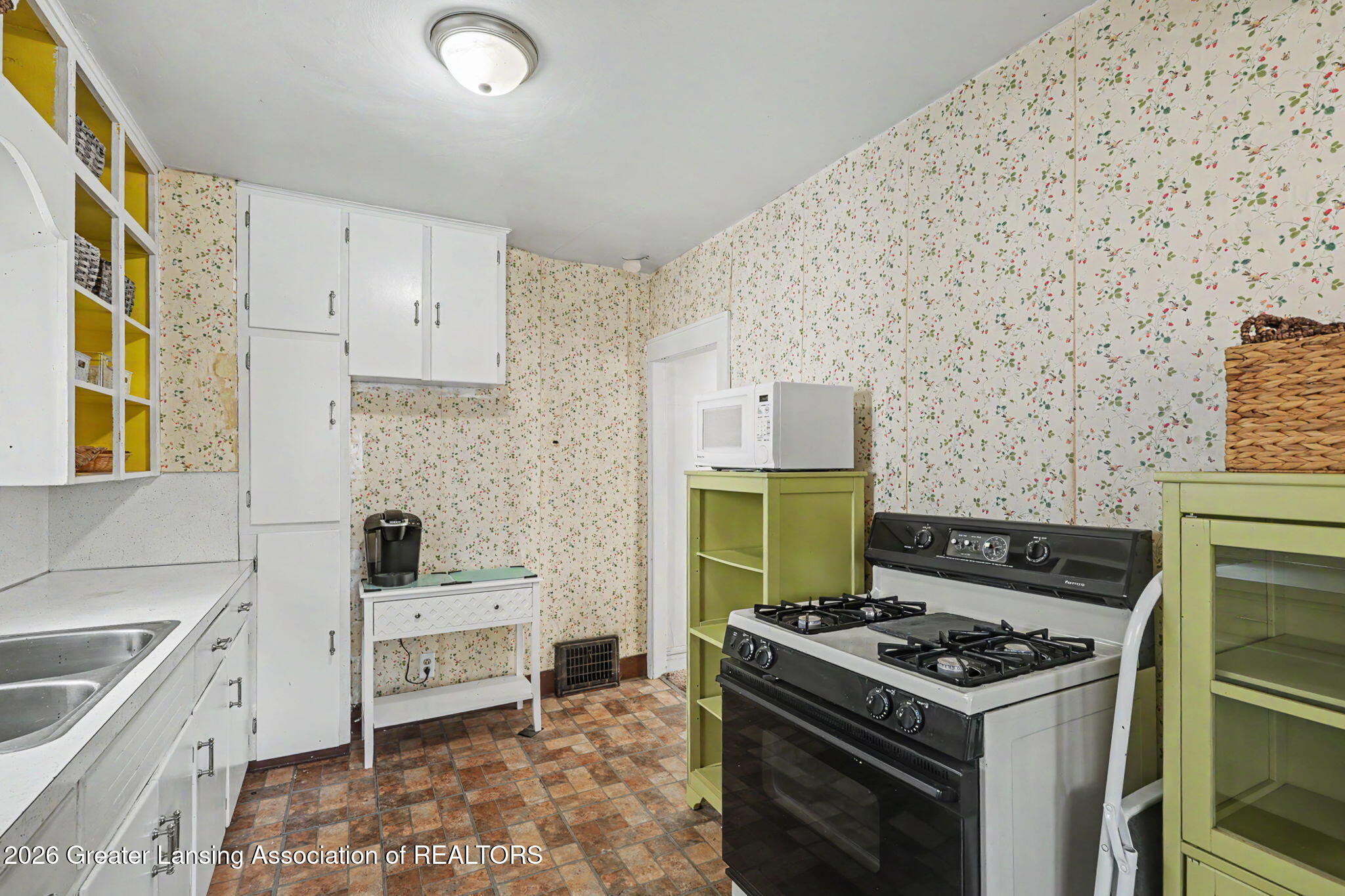 1207 Edward Street Lansing, MI 48910 - Photo 12 of 29 12-web-or-mls-CQ1A3114