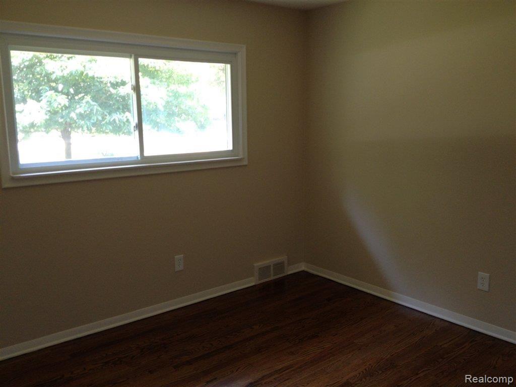 475 Nesbit Lane Rochester, MI 48309 - Photo 11 of 21 Bedroom 3