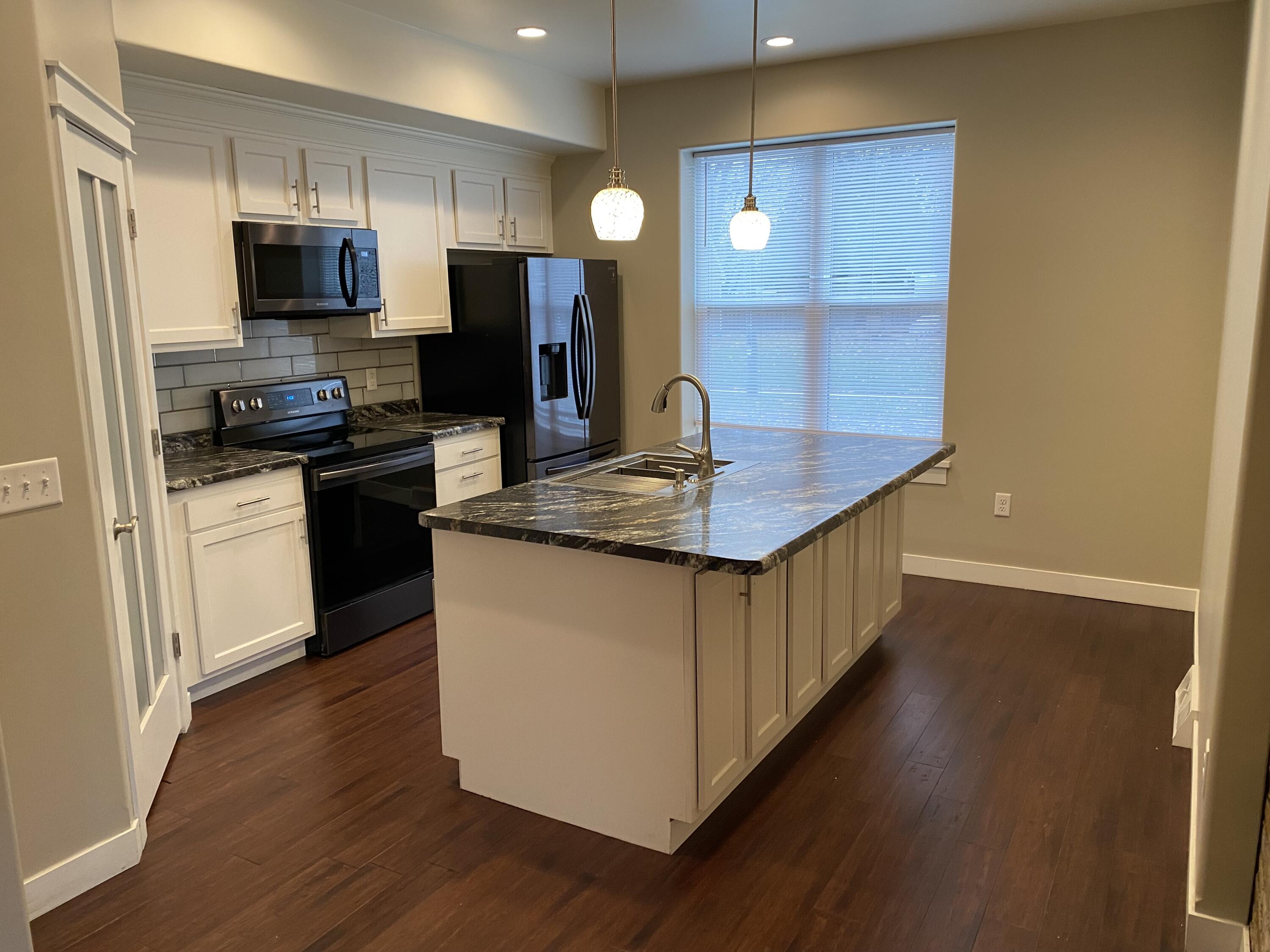 818 North 6th Street Manitowoc, WI 54220 - Photo 3 of 9 IMG_7897