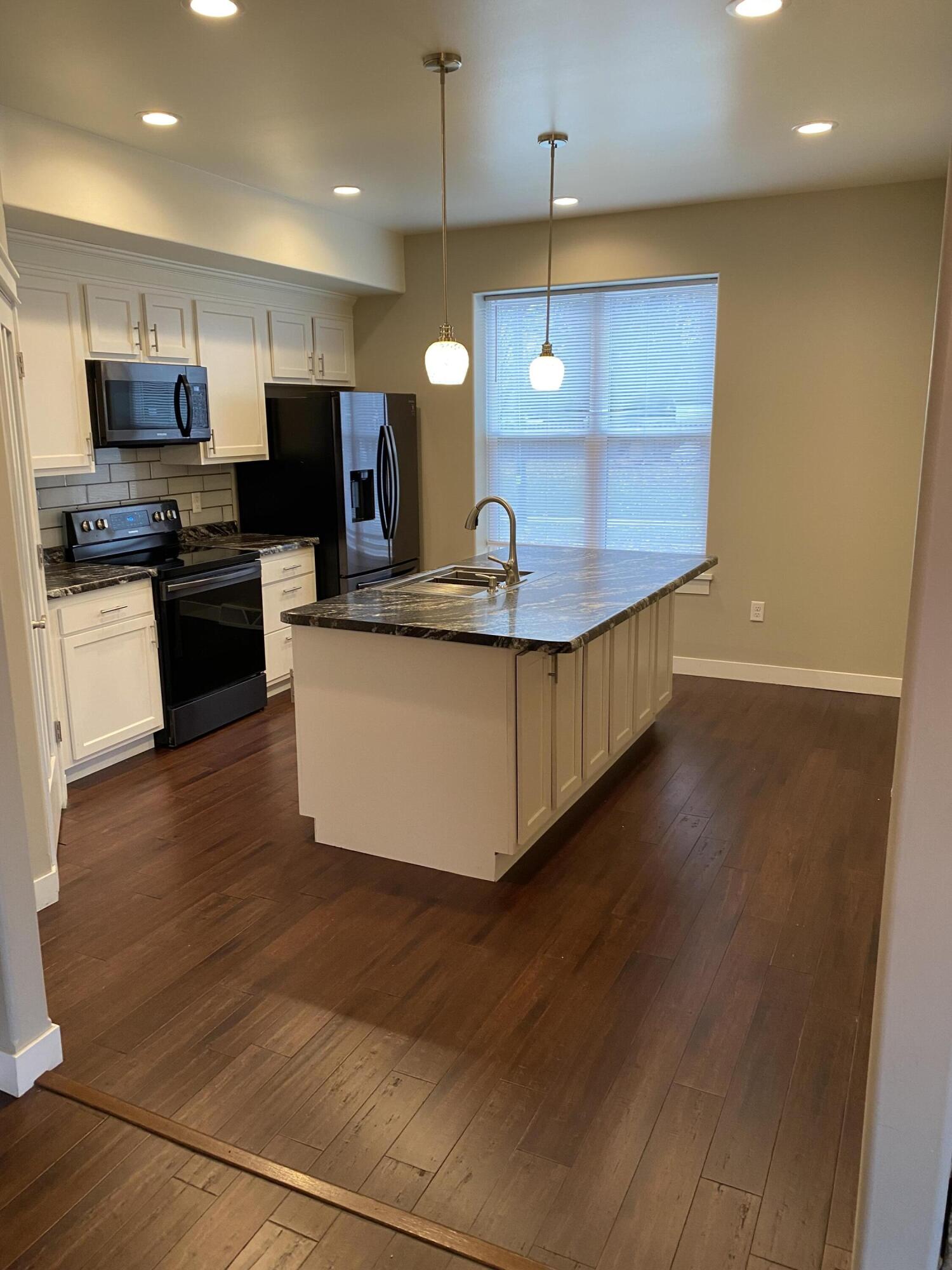 818 North 6th Street Manitowoc, WI 54220 - Photo 4 of 9 IMG_7898