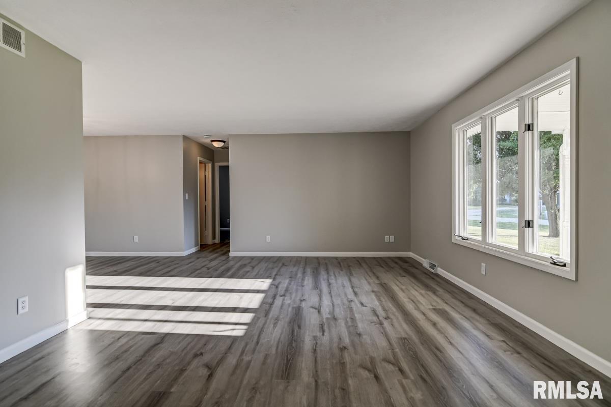 14532 Frontier Drive Athens, IL 62613 - Photo 5 of 32 Gallery Image 5