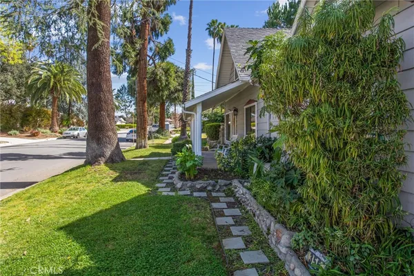 a view of a yard in front of house
