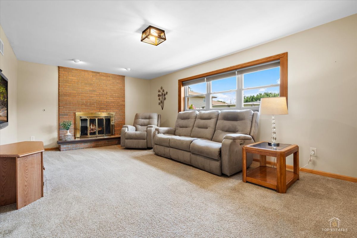8124 Nottingham Road Tinley Park, IL 60477 - Photo 19 of 33 a living room with furniture and a window