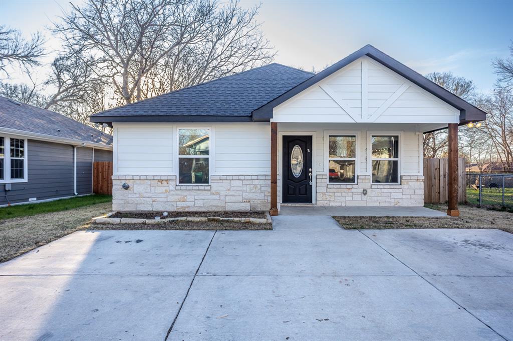 815 Ritchey Street Gainesville, TX 76240 - Photo 1 of 18 a front view of a house with a garden