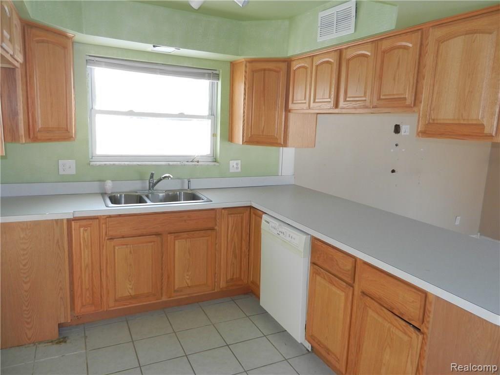 35523 Kelly Road Clinton Township, MI 48035 - Photo 6 of 10
