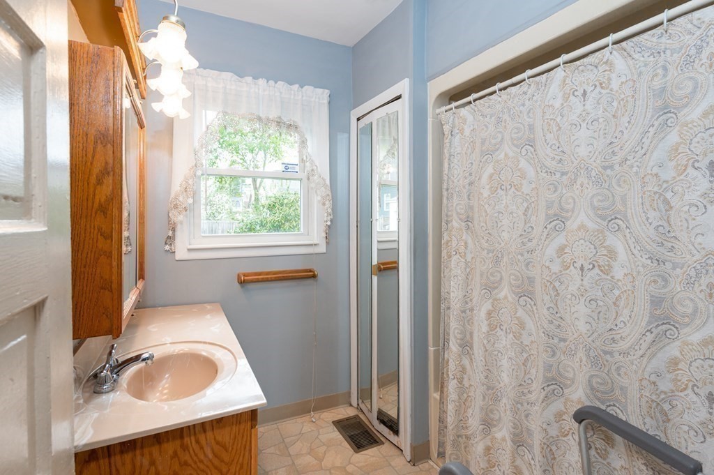 271 Cumberland Road Lowell, MA 01850 - Photo 17 of 42 Gallery Image 17