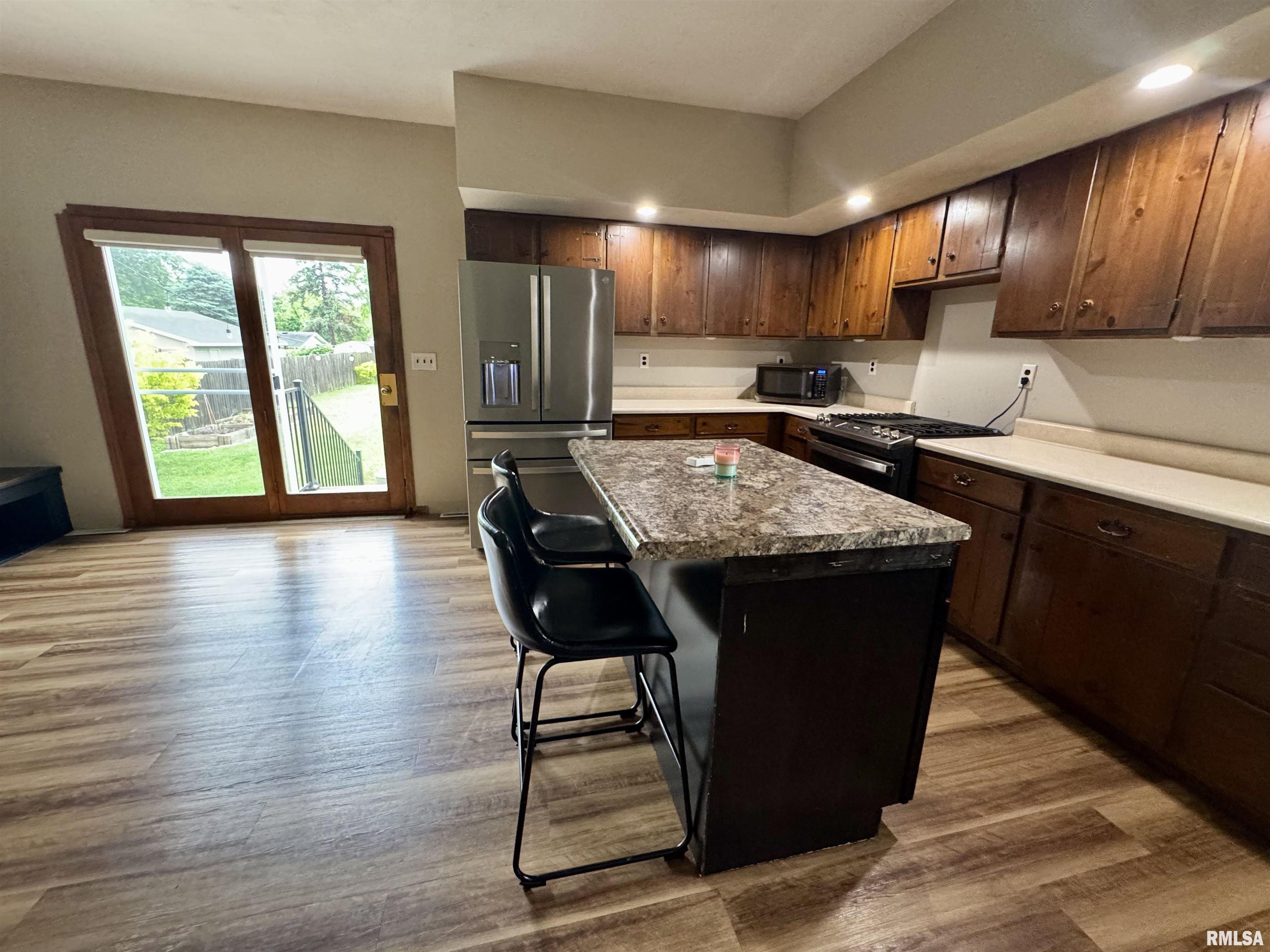 388 West Maple Street Canton, IL 61520 - Photo 8 of 38