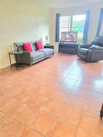 $1,650 | 300 Southwest 130th Terrace, Unit 113B, Pembroke Pines, FL 33027