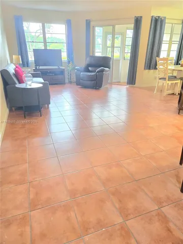 $1,650 | 300 Southwest 130th Terrace, Unit 113B, Pembroke Pines, FL 33027