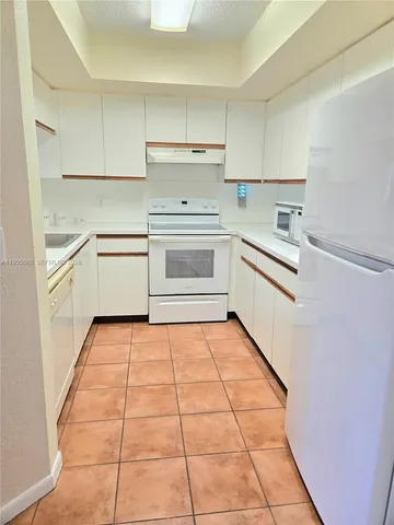 $1,650 | 300 Southwest 130th Terrace, Unit 113B, Pembroke Pines, FL 33027